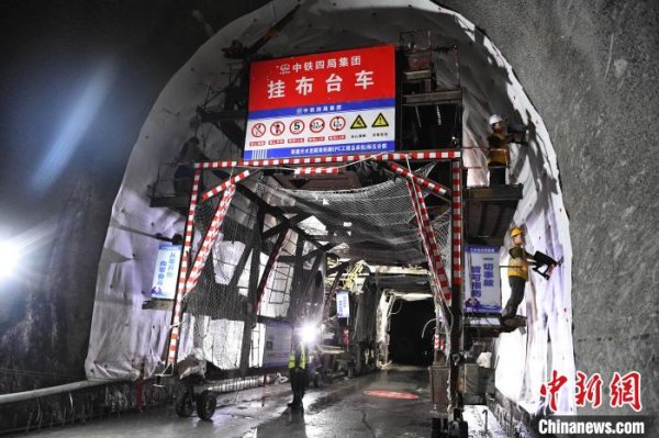 振兴资本 甘肃首条自主投资铁路迎突破！天陇铁路首条特长隧道贯通